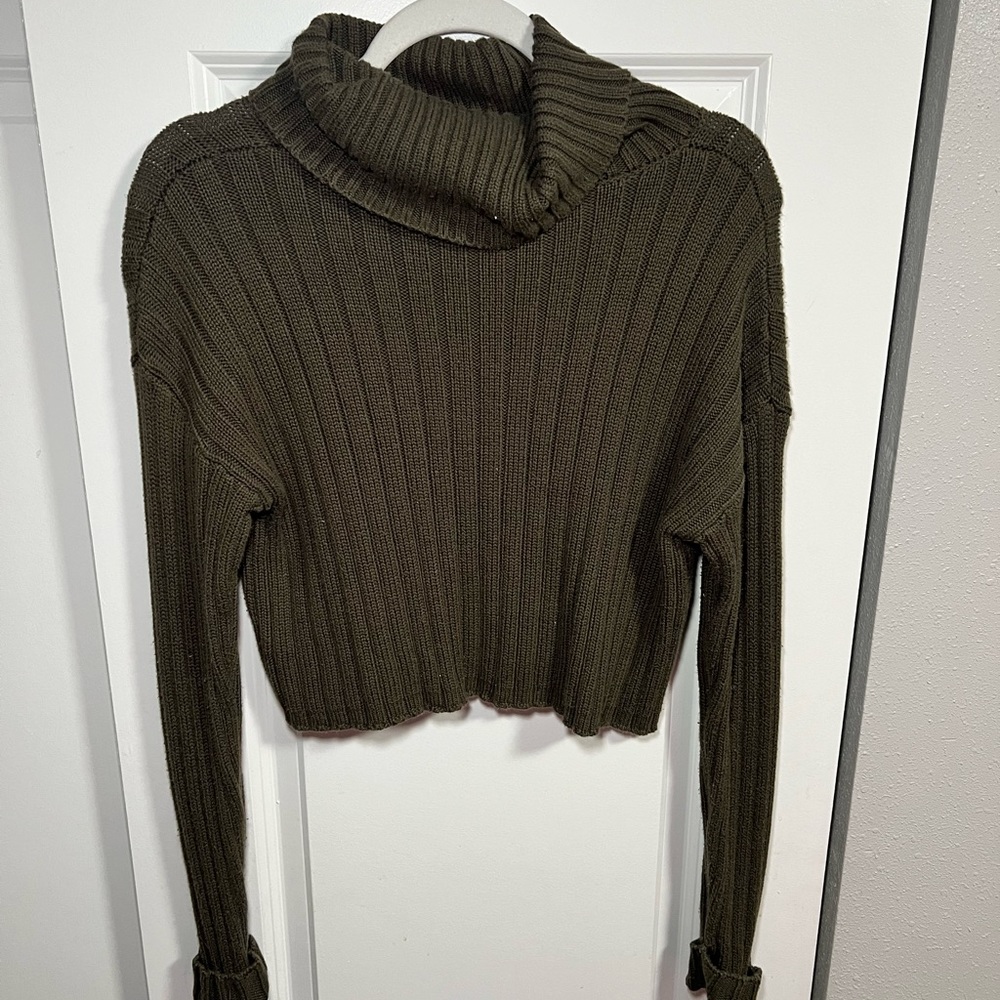 Green long sleeve turtle neck cropped sweater very warm